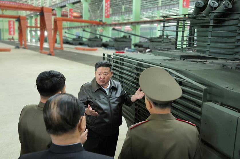 Kuzey Kore lideri Kim tank fabrikasını gezdi: Modern savaş vurgusu...