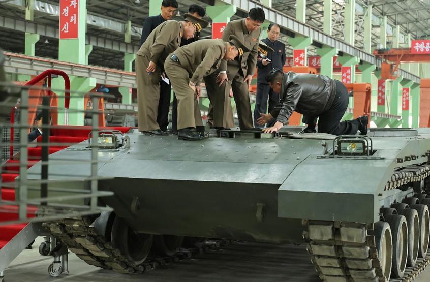 Kuzey Kore lideri Kim tank fabrikasını gezdi: Modern savaş vurgusu...