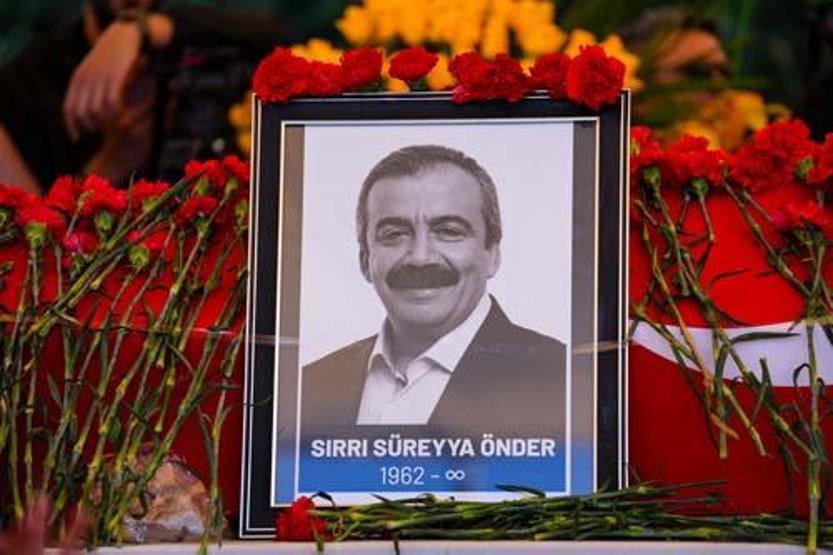 Sırrı Süreyya Önder’e veda Tabuttaki zeytin dalı detayı dikkat çekti...