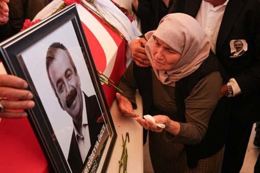 Sırrı Süreyya Önder son yolcuğuna uğurlandı Anneden oğluna veda: Ağıtlar yaktı...