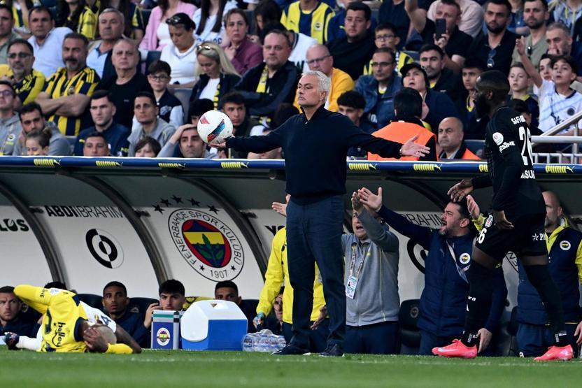 Derbi yenilgisi sonrası Jose Mourinhoyu topa tuttu: Dünyanın en büyük hocasısın öyle mi