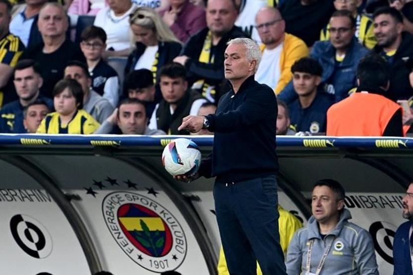 Derbi yenilgisi sonrası Jose Mourinhoyu topa tuttu: Dünyanın en büyük hocasısın öyle mi