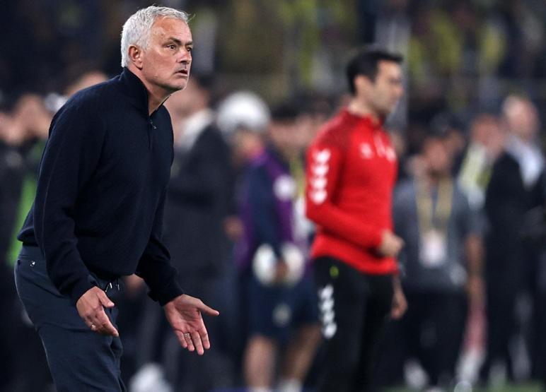 Derbi yenilgisi sonrası Jose Mourinhoyu topa tuttu: Dünyanın en büyük hocasısın öyle mi