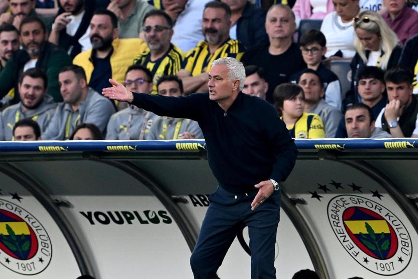 Derbi yenilgisi sonrası Jose Mourinhoyu topa tuttu: Dünyanın en büyük hocasısın öyle mi
