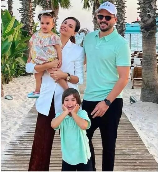 Tolgahan Sayışman ve Almeda Abazi ailecek Dubainin tadını çıkardı