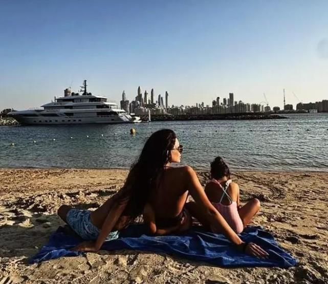 Tolgahan Sayışman ve Almeda Abazi ailecek Dubainin tadını çıkardı