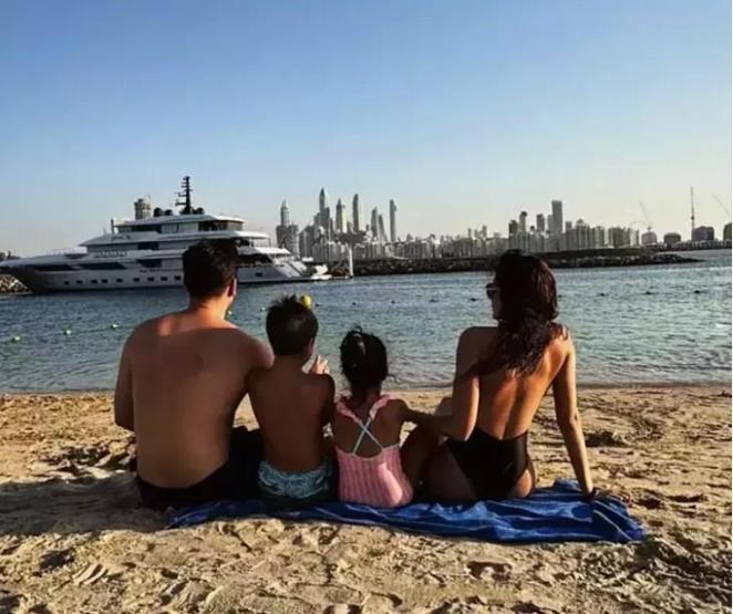 Tolgahan Sayışman ve Almeda Abazi ailecek Dubainin tadını çıkardı