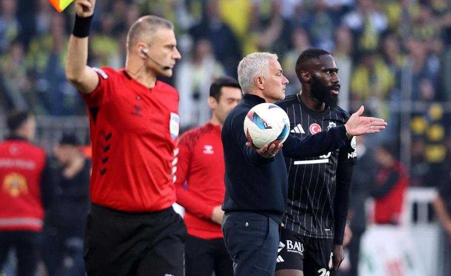Avrupa basını, derbiyi manşetlere taşıdı: Mourinhonun Fenerbahçesi rayından çıktı