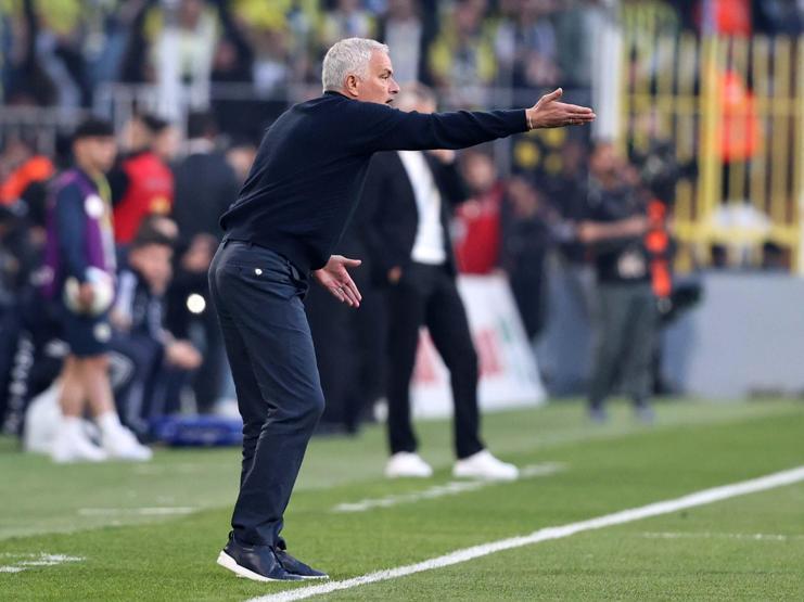 Avrupa basını, derbiyi manşetlere taşıdı: Mourinhonun Fenerbahçesi rayından çıktı