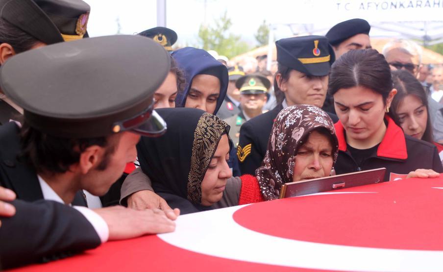 Afyonkarahisar, şehit Uzman Çavuş Önder Özen’e veda etti: Kızı Alya’nın komutanla diyaloğu yürekleri dağladı