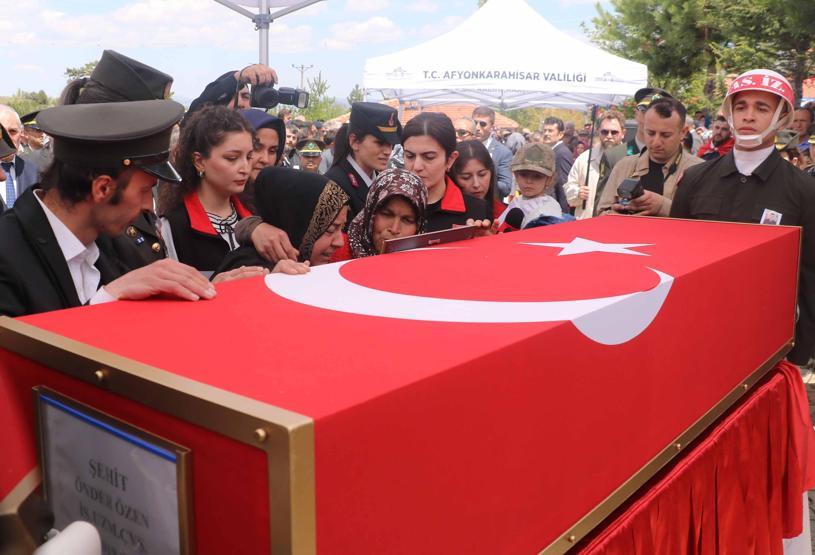 Afyonkarahisar, şehit Uzman Çavuş Önder Özen’e veda etti: Kızı Alya’nın komutanla diyaloğu yürekleri dağladı