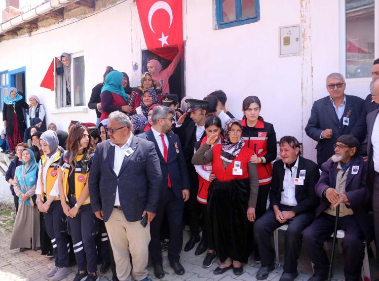 Afyonkarahisar, şehit Uzman Çavuş Önder Özen’e veda etti: Kızı Alya’nın komutanla diyaloğu yürekleri dağladı