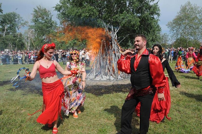 Edirnede Kakava ateşi yakıldı, binlerce kişi baharın gelişini böyle kutladı