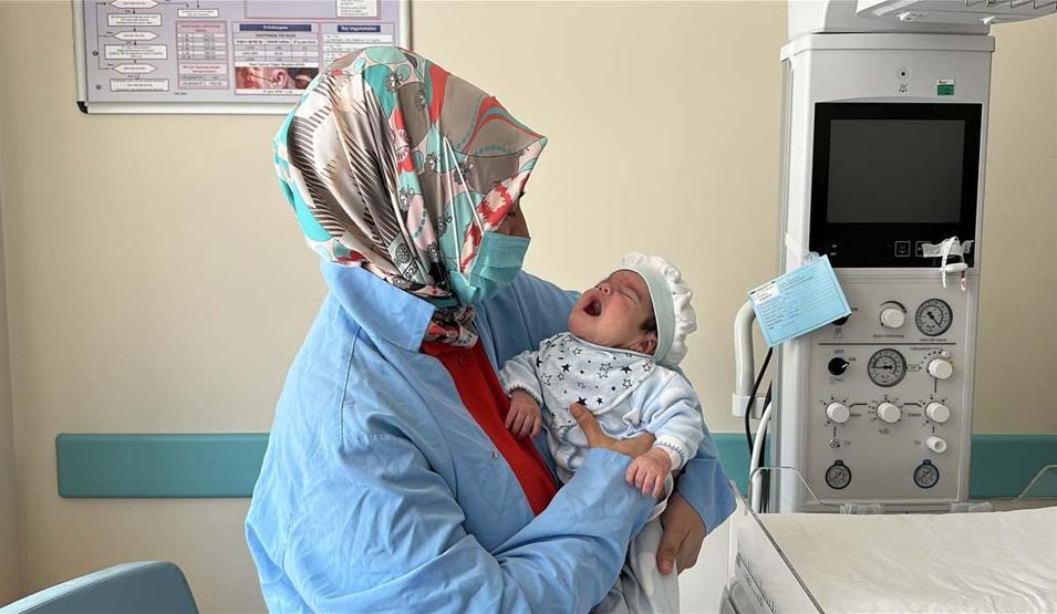 Dünyada 7nci vaka 34 haftalık doğan Eymen bebeğin boynundan 445 gram tümör çıkarıldı