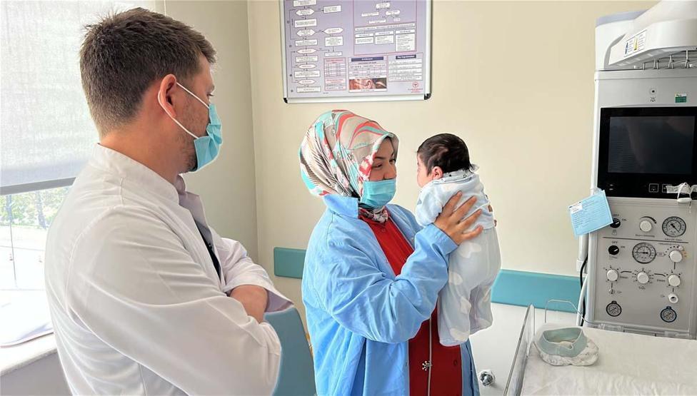 Dünyada 7nci vaka 34 haftalık doğan Eymen bebeğin boynundan 445 gram tümör çıkarıldı