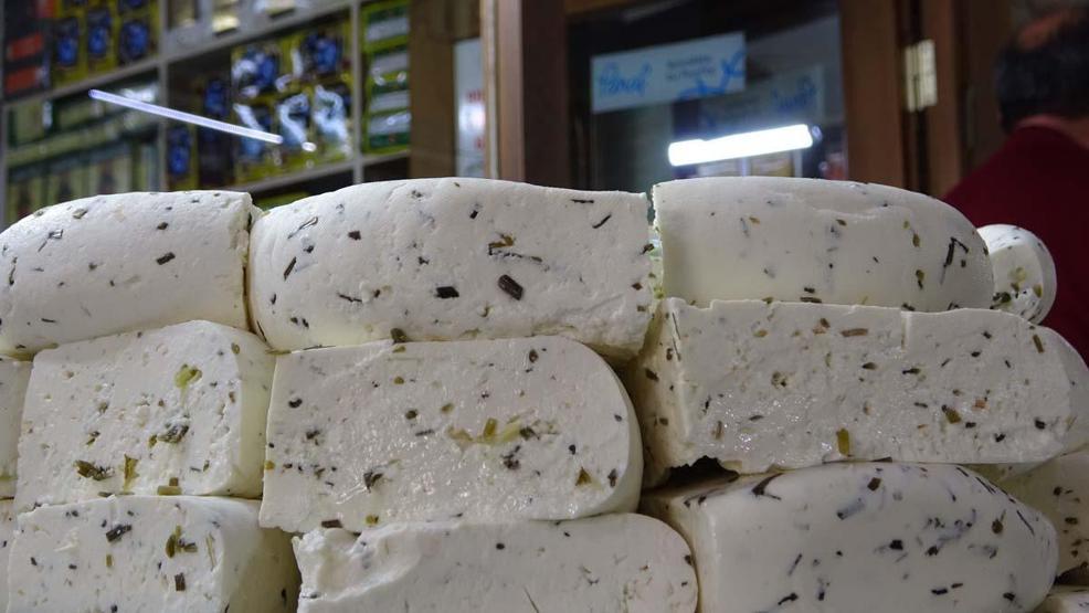 Van’ın tescilli lezzeti taze otlu peynir raflardaki yerini aldı