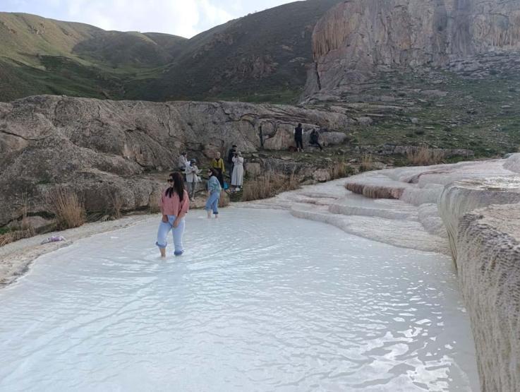 Vanın travertenlerine ziyaretçi akını