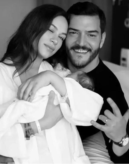 Çağrı Şensoy ve eşi Buse Arslan yeni doğan minik bebeklerini paylaştı
