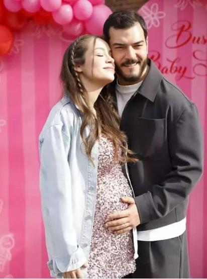 Çağrı Şensoy ve eşi Buse Arslan yeni doğan minik bebeklerini paylaştı