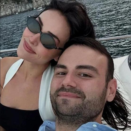 Esra Bilgiçten romantik paylaşım Faruk Sabancıya olan aşkını gözler önüne serdi