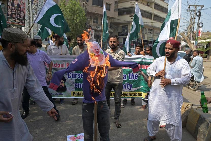 Pakistan sokaklarda, Hindistan tatbikatta: Ateşle oynuyor