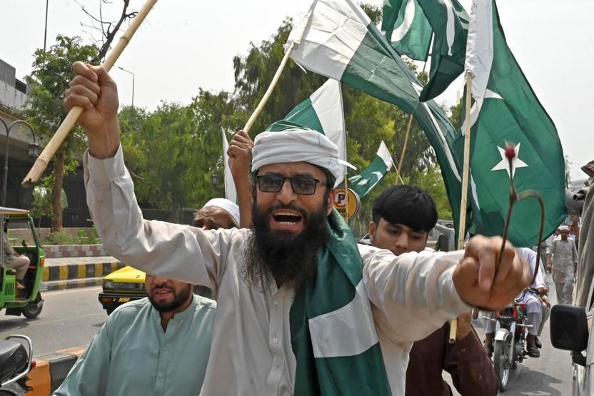 Pakistan sokaklarda, Hindistan tatbikatta: Ateşle oynuyor