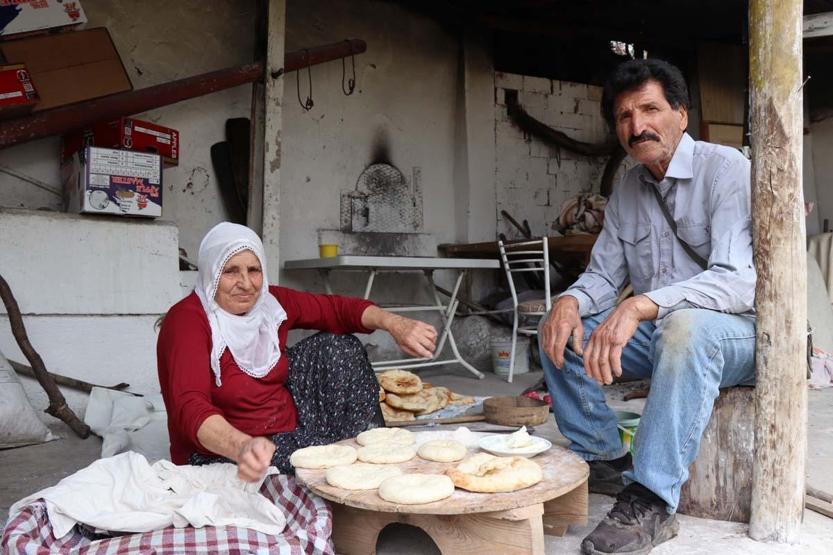 Lezzetli ekmekler köy tandırında pişiyor