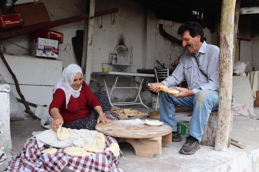 Lezzetli ekmekler köy tandırında pişiyor