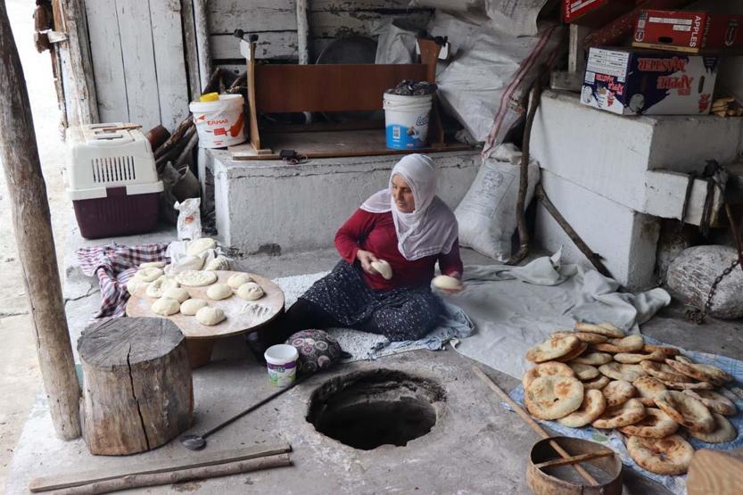 Lezzetli ekmekler köy tandırında pişiyor