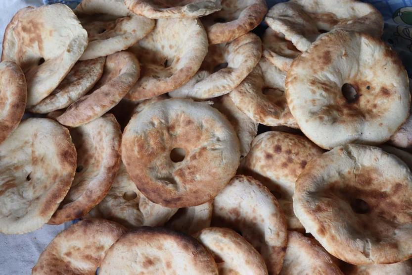 Lezzetli ekmekler köy tandırında pişiyor