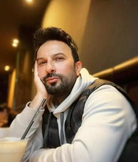 Tarkan, turnesini neden bırakmak istemediğini konserde açıkladı