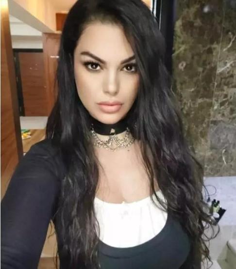 Ünlü şarkıcı Nez AVMde şarkı söylerken görüntülendi