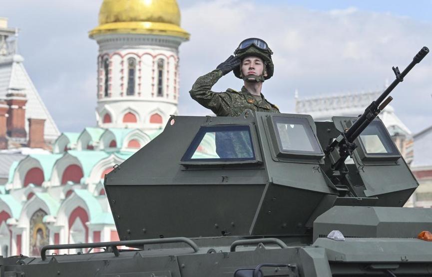Rusya Zafer Günü’nü kutluyor: Kızıl Meydanda gövde gösterisi Putin, Kuzey Koreli askerleri selamladı...