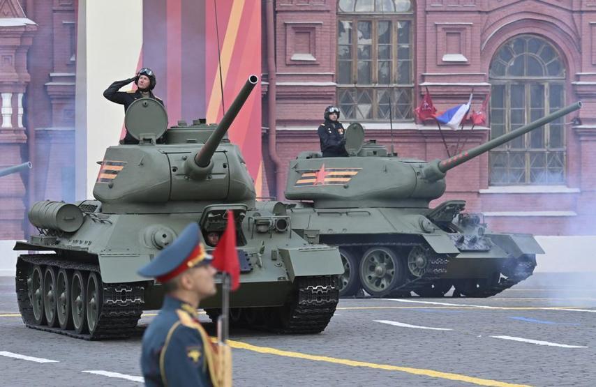Rusya Zafer Günü’nü kutluyor: Kızıl Meydanda gövde gösterisi Putin, Kuzey Koreli askerleri selamladı...