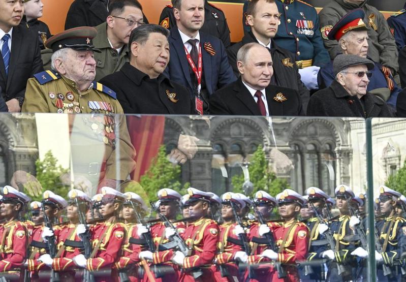 Rusya Zafer Günü’nü kutluyor: Kızıl Meydanda gövde gösterisi Putin, Kuzey Koreli askerleri selamladı...