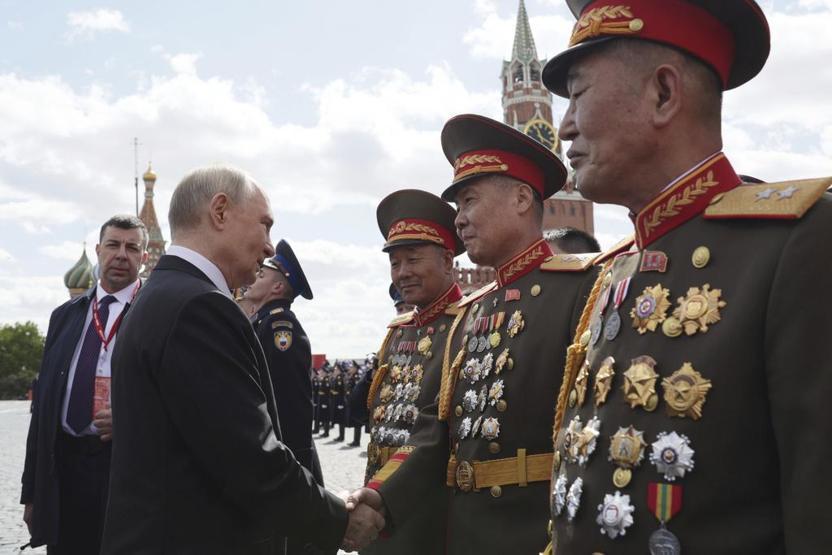 Rusya Zafer Günü’nü kutluyor: Kızıl Meydanda gövde gösterisi Putin, Kuzey Koreli askerleri selamladı...