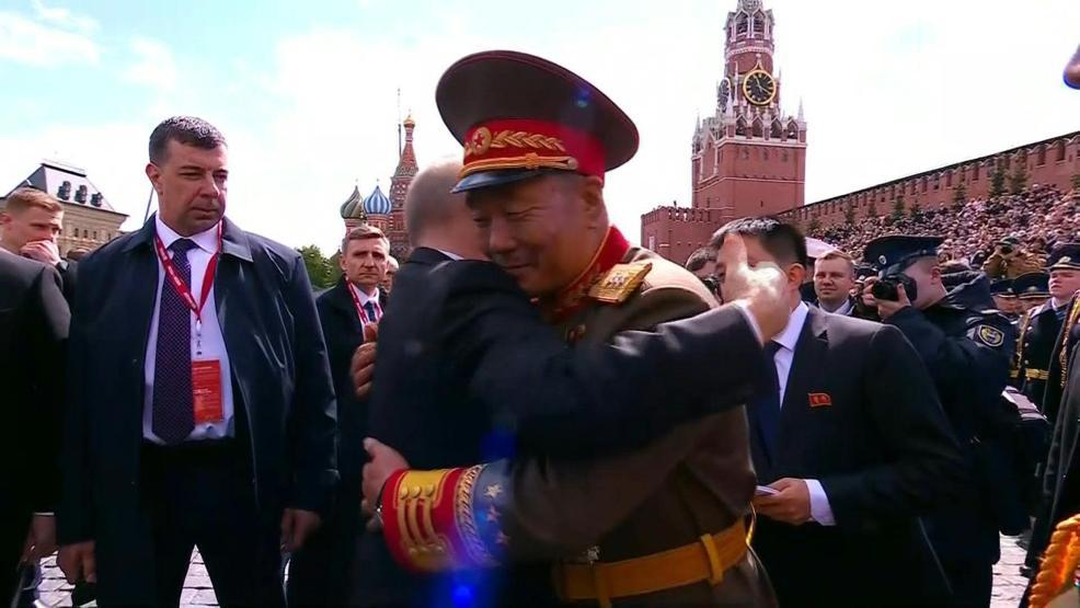 Rusya Zafer Günü’nü kutluyor: Kızıl Meydanda gövde gösterisi Putin, Kuzey Koreli askerleri selamladı...