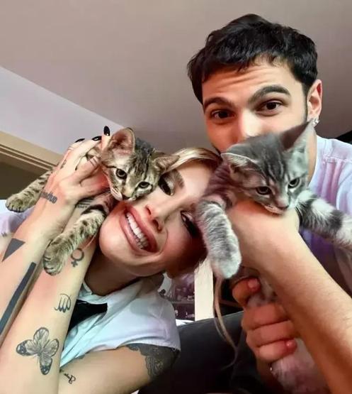 Ünlü şarkıcı aşka geldi İrem Derici ile sevgilisi Melih Kunukcudan yeni pozlar