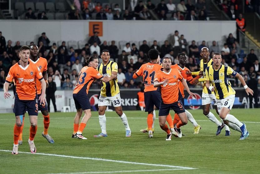 Başakşehir-Fenerbahçe maçının hakemi Burak Pakkana olay sözler: Yaşı genç, başka işe yönelsin