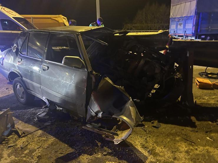 Sivasta otomobil bariyerlere saplandı, sürücü yaralandı