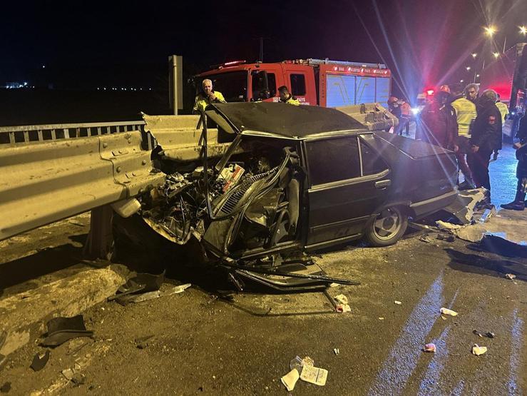 Sivasta otomobil bariyerlere saplandı, sürücü yaralandı
