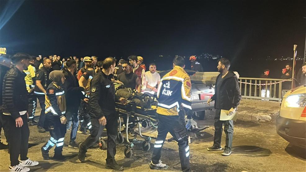 Sivasta otomobil bariyerlere saplandı, sürücü yaralandı