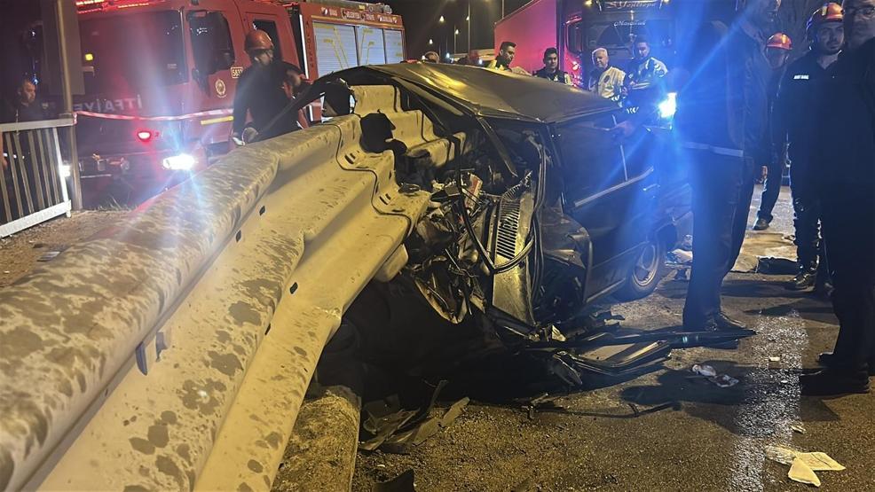 Sivasta otomobil bariyerlere saplandı, sürücü yaralandı
