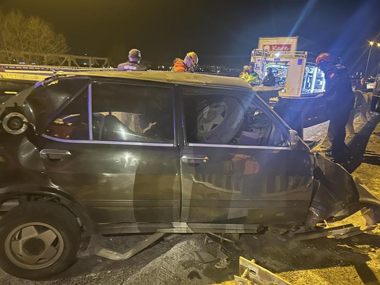 Sivasta otomobil bariyerlere saplandı, sürücü yaralandı