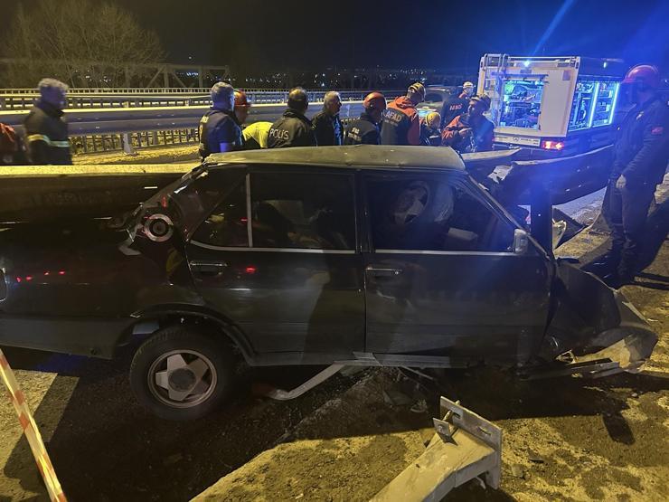 Sivasta otomobil bariyerlere saplandı, sürücü yaralandı