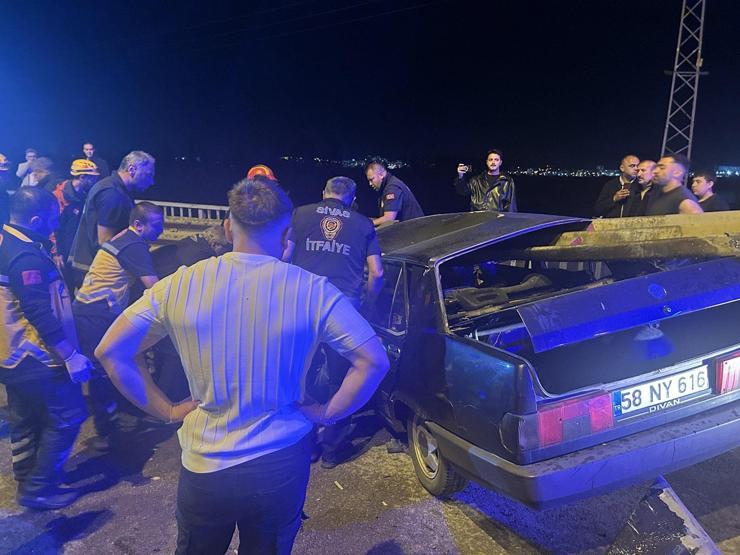 Sivasta otomobil bariyerlere saplandı, sürücü yaralandı