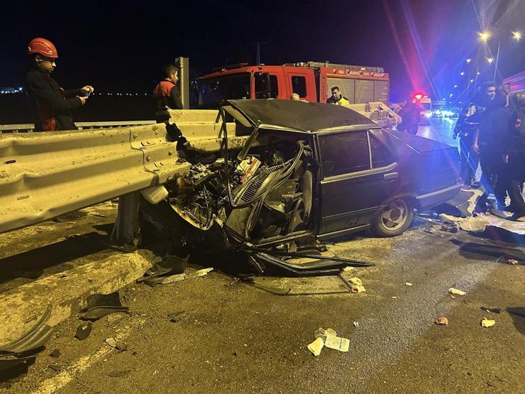 Sivasta otomobil bariyerlere saplandı, sürücü yaralandı