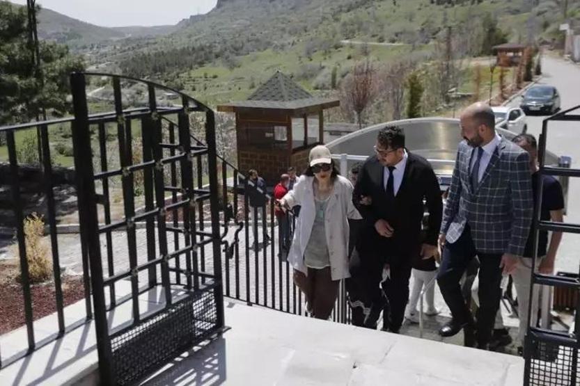 Yeşilçam’ın Sultanı Türkan Şorayın duygu dolu anları 52 YIL SONRA ZİYARET ETTİ