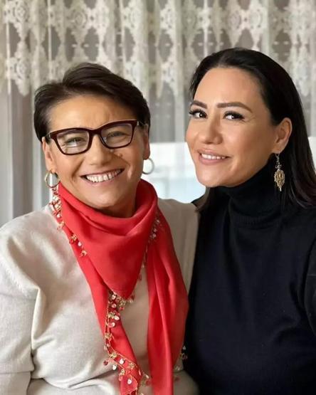 Seni çok özlüyoruz canım annem... Böyle günlerde burnumun direği sızlıyor