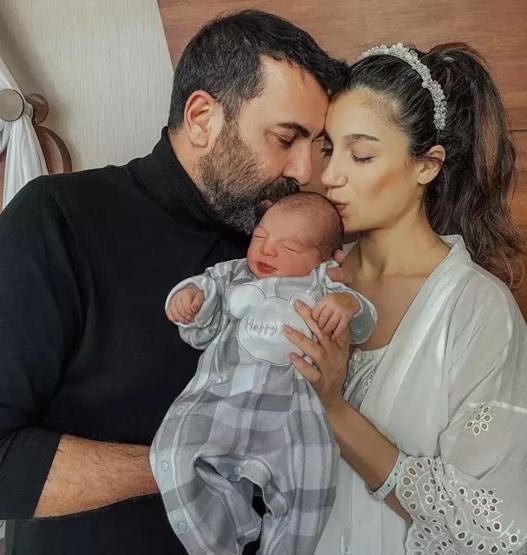 Seni çok özlüyoruz canım annem... Böyle günlerde burnumun direği sızlıyor